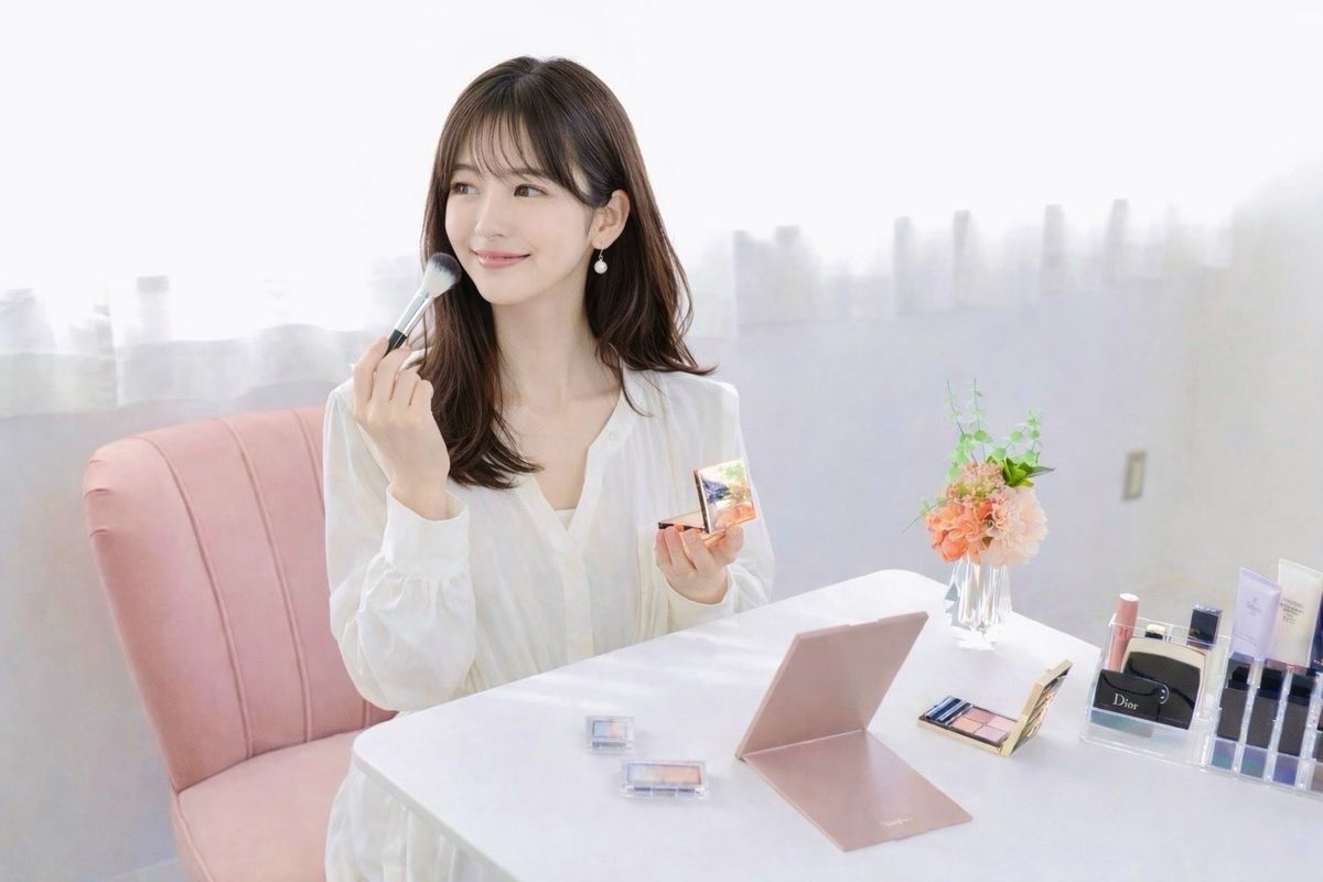 似合うコスメをアドバイスしている様子